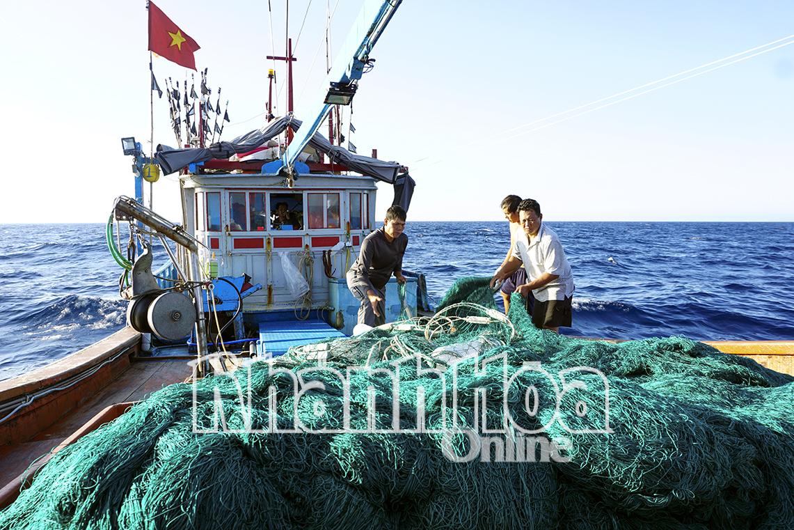 Ngư dân Khánh Hòa tham gia khai thác hải sản trên vùng biển xa bờ.
