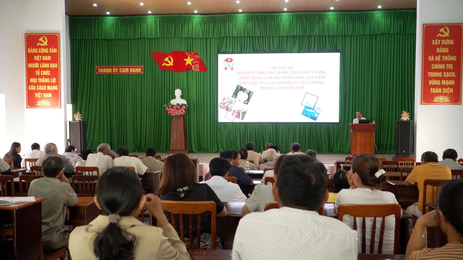 Quang cảnh lớp bồi dưỡng Lý luận chính trị và nghiệp vụ cho cán bộ Nông dân cơ sở năm 2025