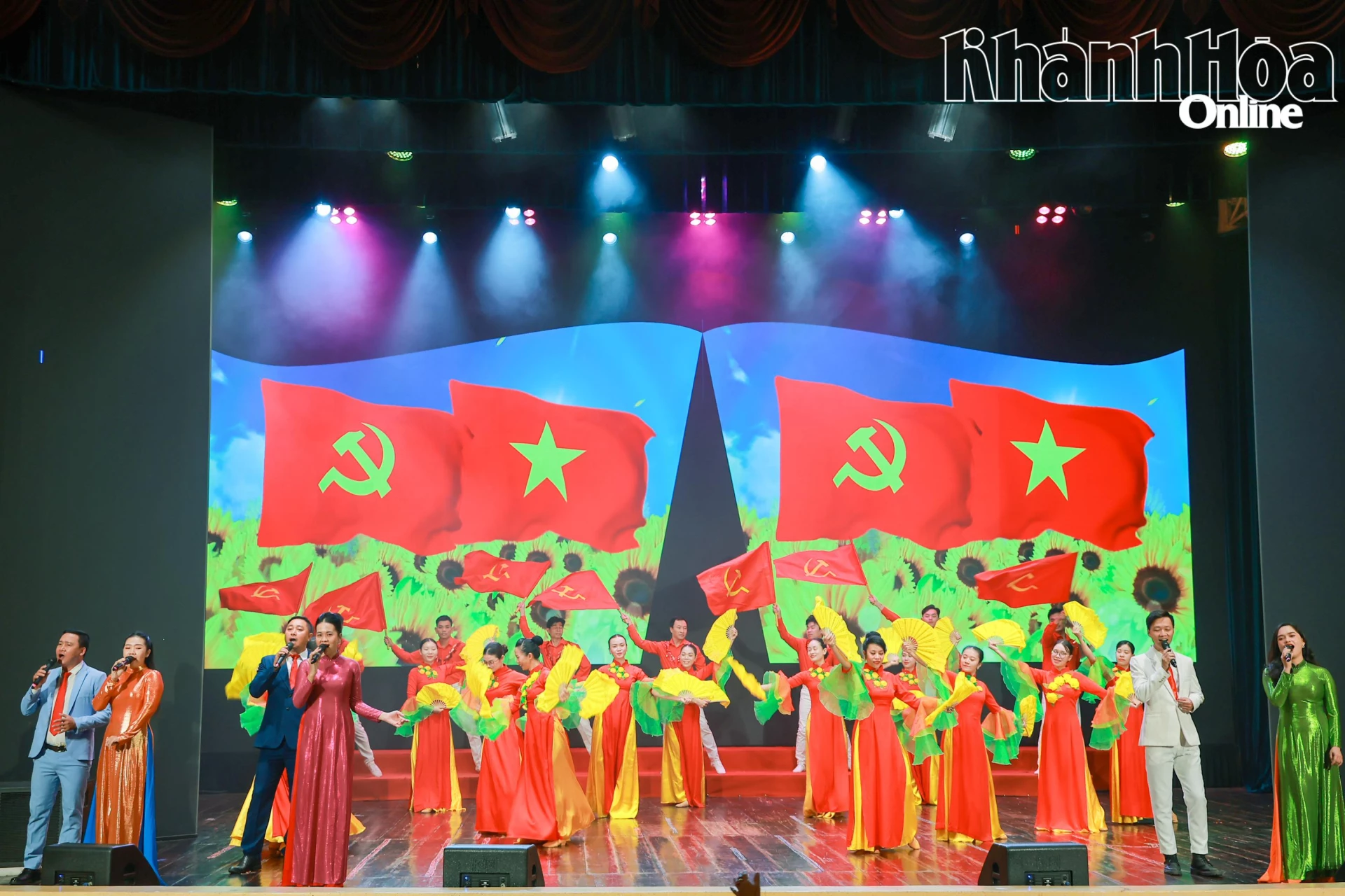 Liên khúc “Mùa xuân dâng Đảng – Tuổi xuân dâng Đảng”.