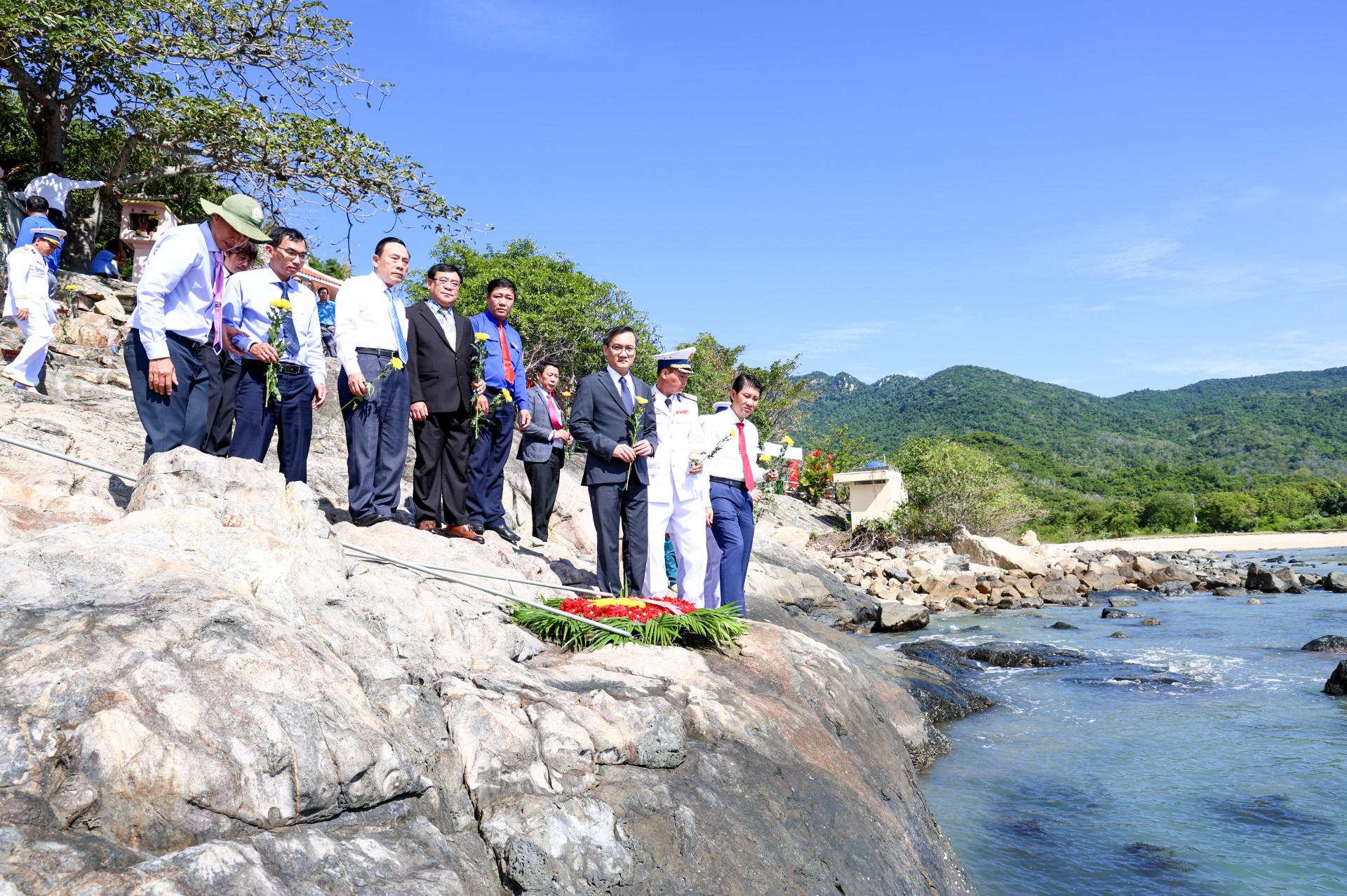 Các đại biểu thực hiện nghi thức thả vòng hoa tưởng nhớ các anh hùng liệt sĩ Tàu C235 đã hy sinh tại bến Hòn Hèo.