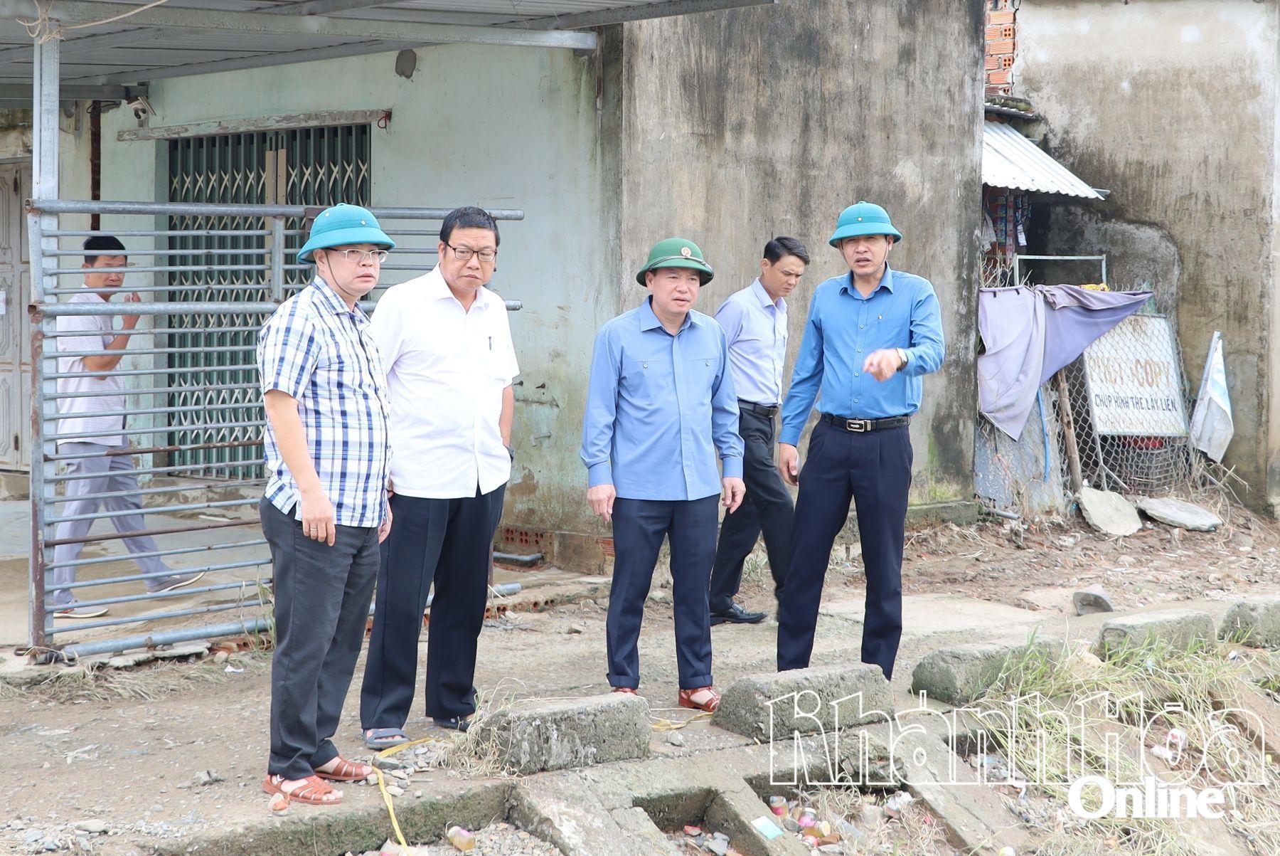 Đồng chí Hồ Xuân Trường kiểm tra tại khu vực cầu Văn Định (xã Hòa Trí).