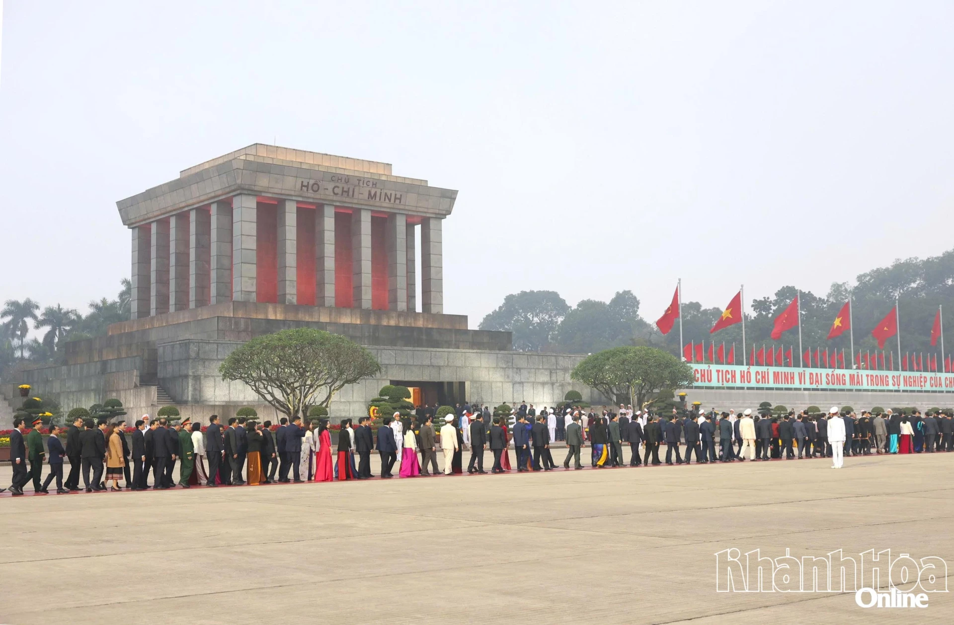 Đoàn đại biểu dự Đại hội XIV của Đảng vào Lăng viếng Chủ tịch Hồ Chí Minh.