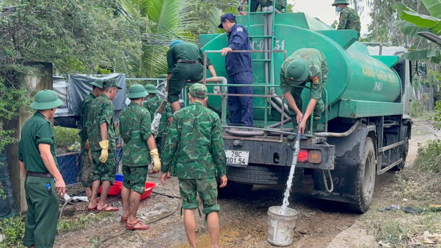 Cấp nước sạch cho người dân.