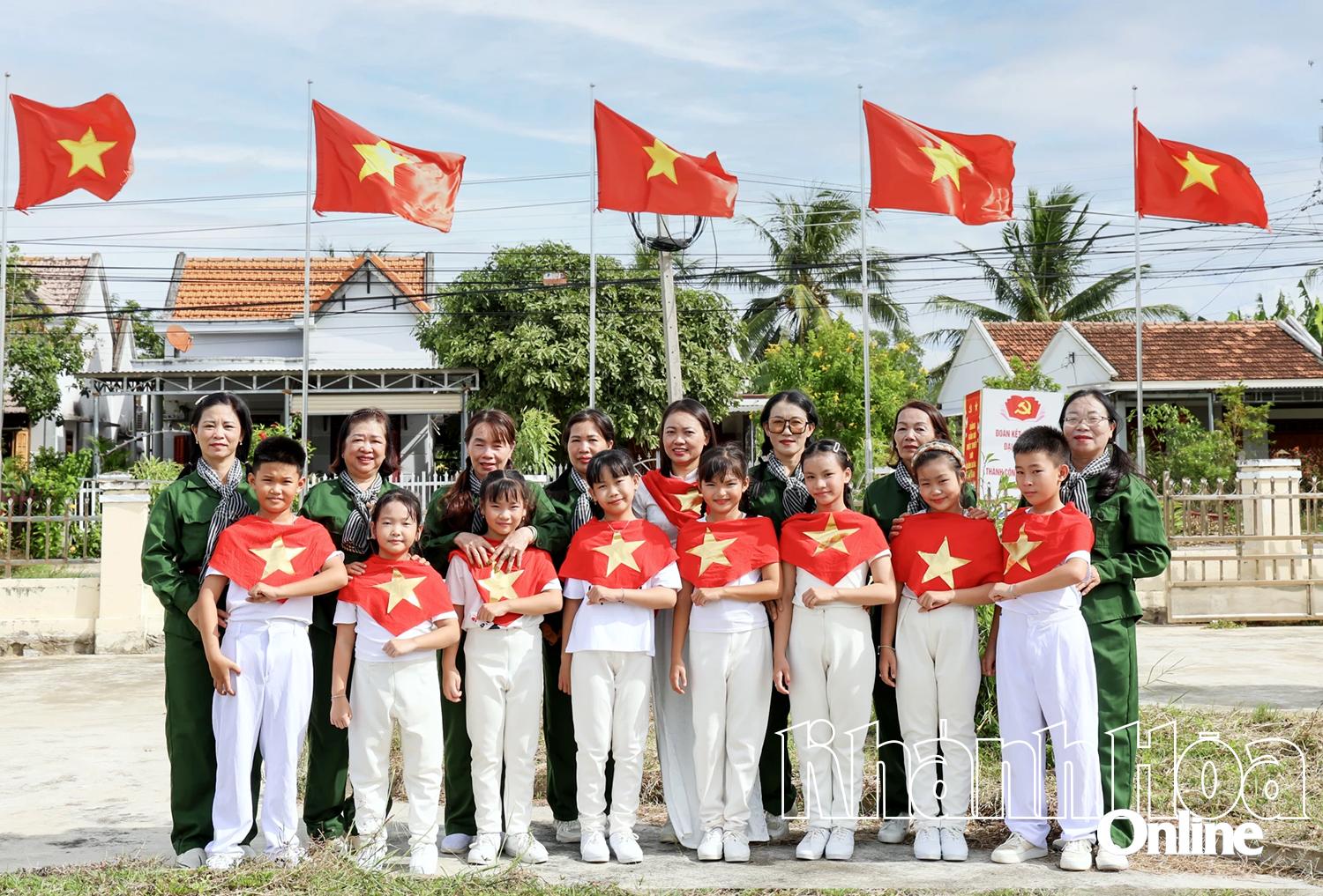 Các học sinh và phụ huynh xã Bắc Ninh Hòa tổ chức hoạt động về nguồn chào mừng Quốc khánh 2-9. Ảnh: CÔNG ĐỊNH.
