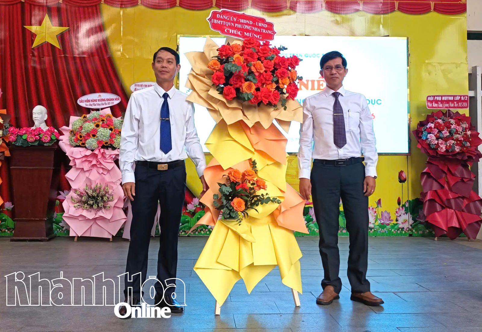 Huỳnh Quang Tú, đảng uỷ viên, phó chủ tịch ubnd phường Nha Trang tặng hoa chức mừng!