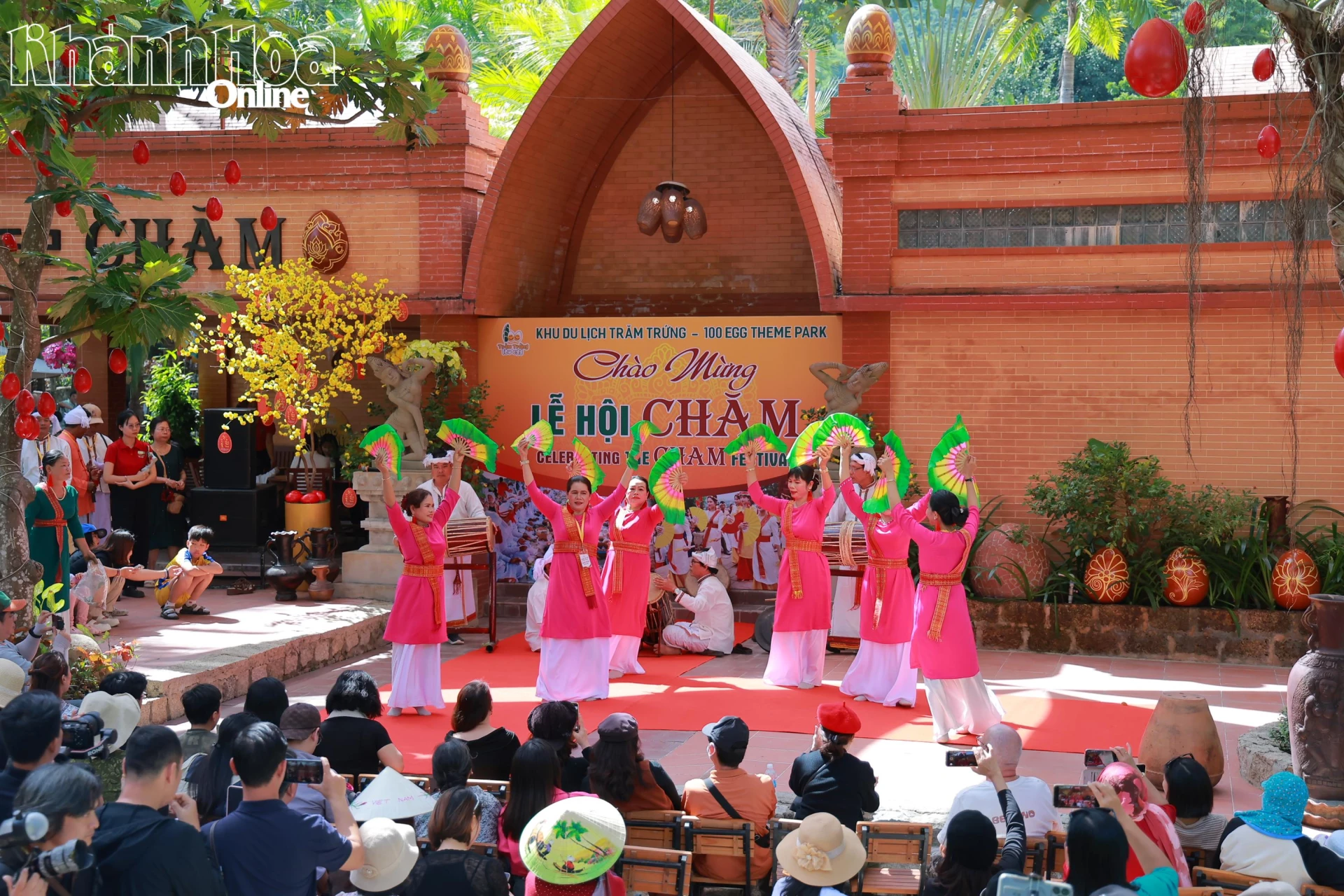 Khu du lịch Trăm Trứng tổ chức biểu diễn nghệ thuật dân gian Chăm phục vụ khách du lịch.