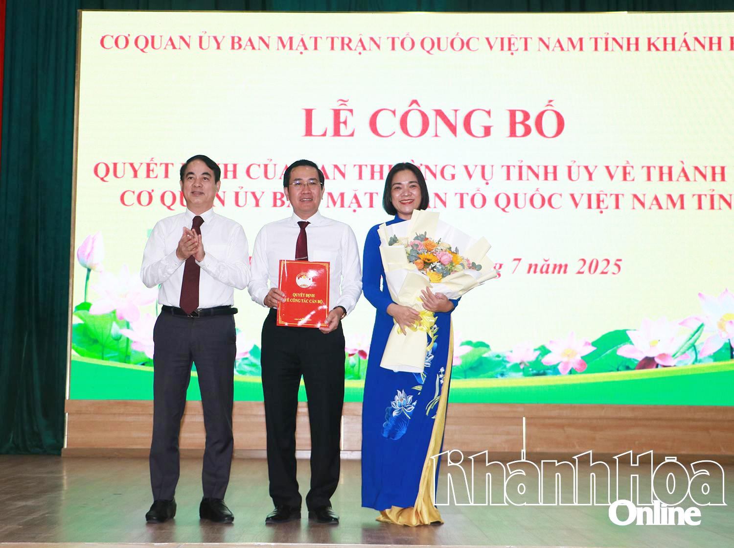 Bí thư Tỉnh ủy Khánh Hòa Nghiêm Xuân Thành trao Quyết định thành lập Cơ quan UBMTTQ Việt Nam tỉnh.