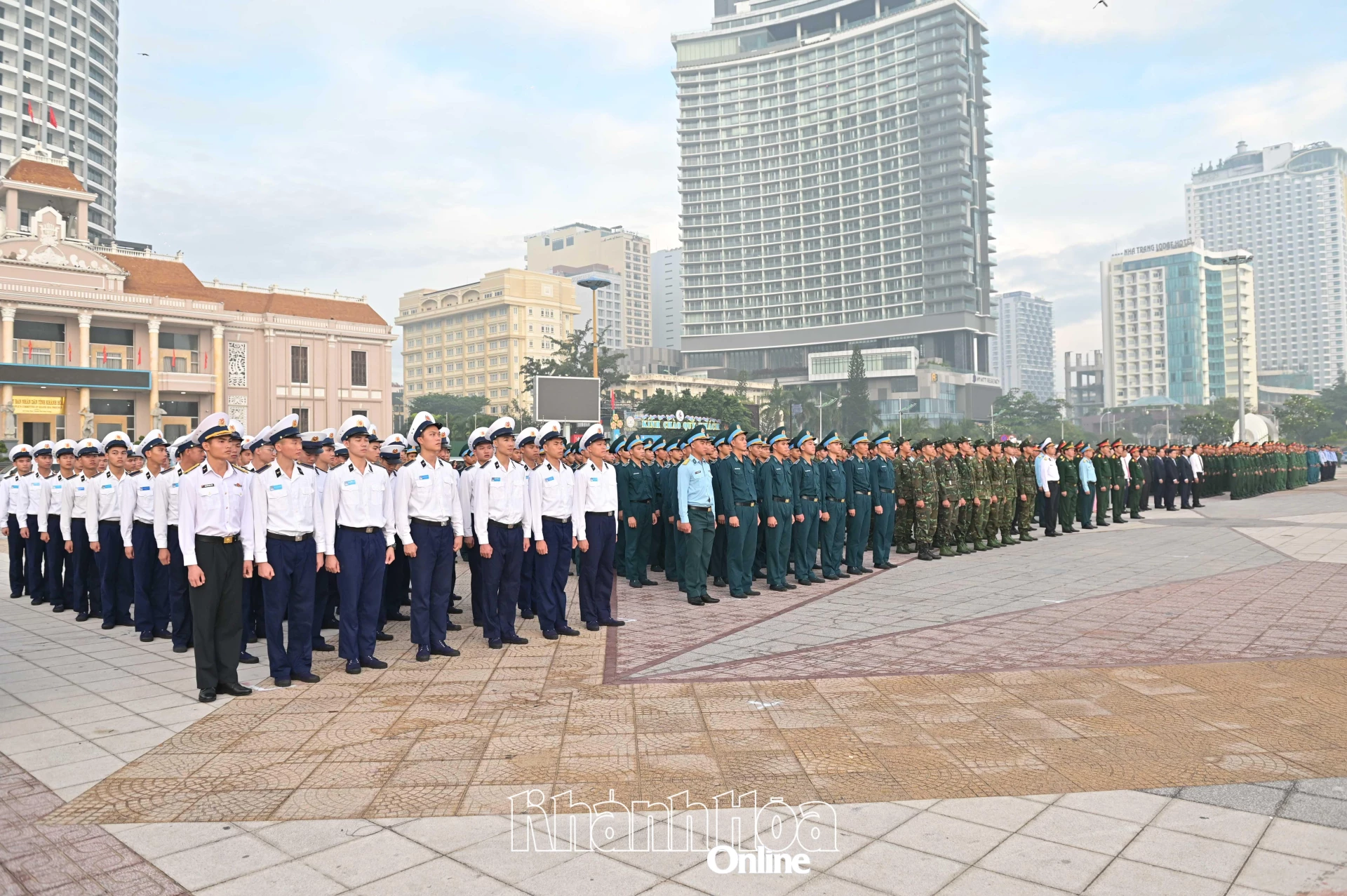 Lễ chào cờ có hơn 900 đại biểu, cán bộ, chiến sĩ tham gia.