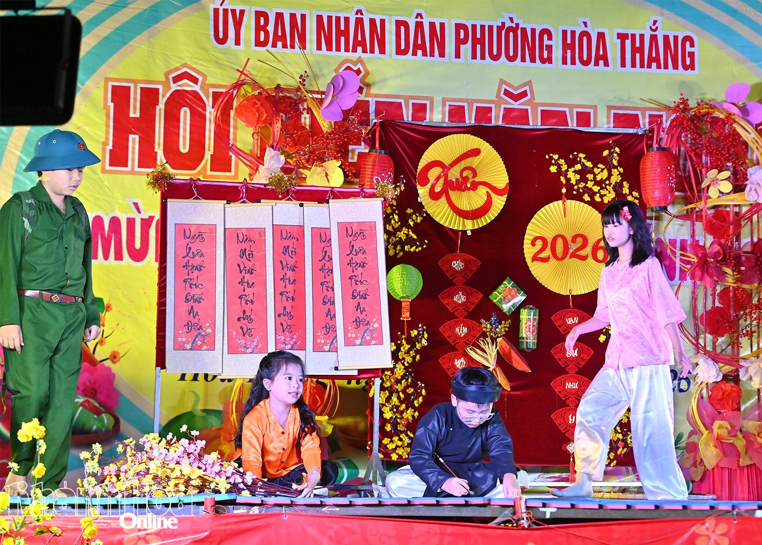 Tiết mục văn nghệ trong hội diễn của trường tiểu học trên địa bàn phường.