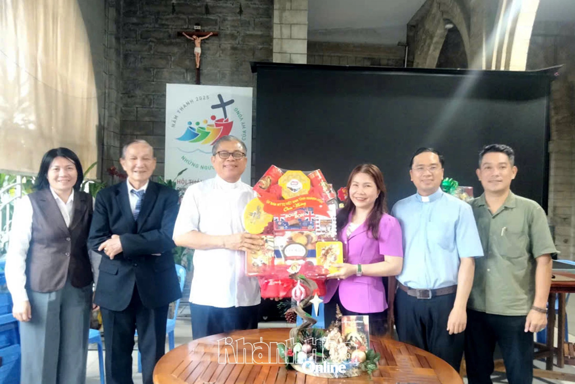 Đoàn đến thăm và chúc mừng Linh mục Nguyễn Công Đắc - Hạt trưởng Giáo hạt Nha Trang, Quản xứ Nhà thờ Chánh Tòa.