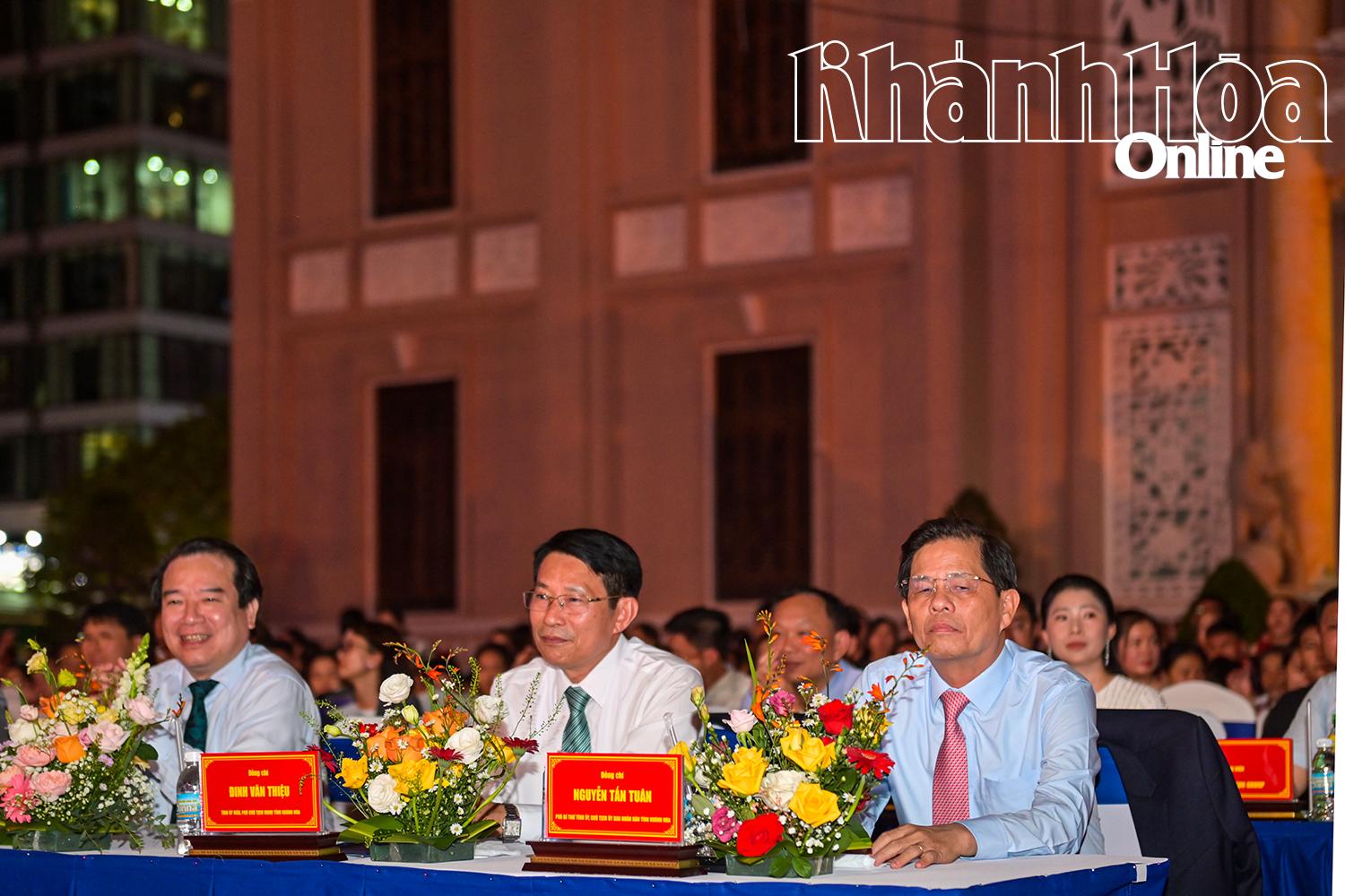 Chủ tịch UBND tỉnh Nguyễn Tấn Tuân và các đại biểu tham dự chương trình.