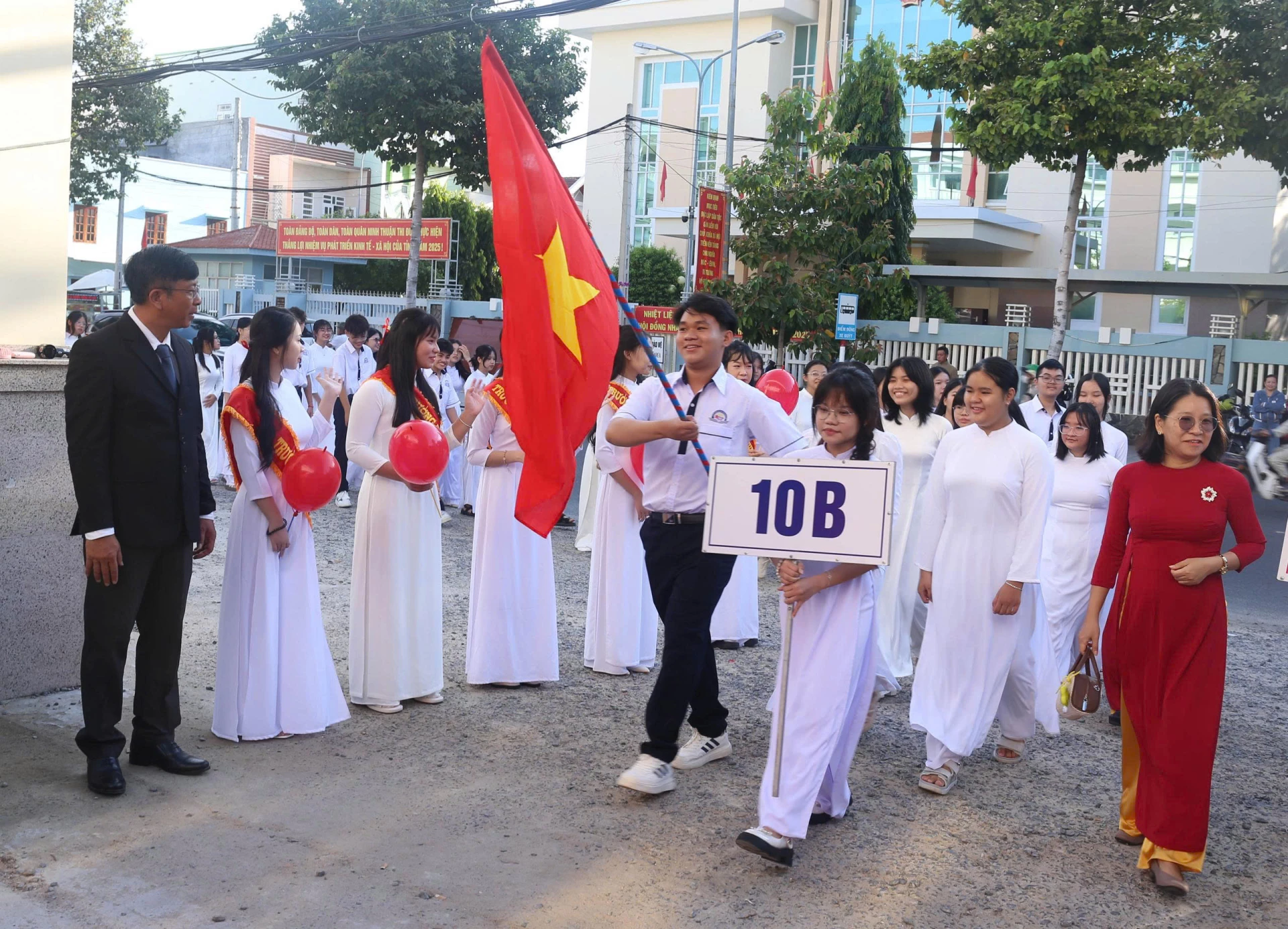 Đón học sinh khối lớp 10.