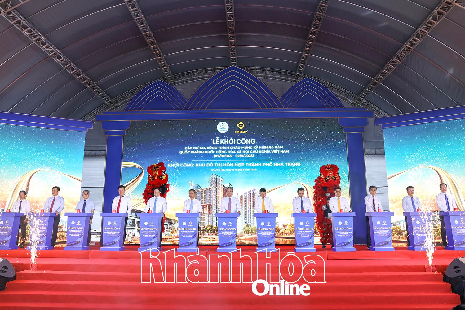 Các đại biểu thực hiện nghi thức bấm nút khởi công dự án.