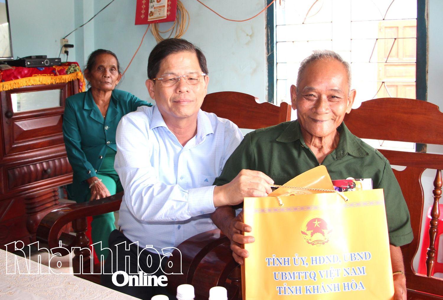 Ông Nguyễn Tấn Tuân - Phó Bí thư Tỉnh ủy, Chủ tịch UBND tỉnh, Bí thư Đảng ủy UBND tỉnh thăm hỏi, tặng quà tri ân người có công với cách mạng tại huyện Khánh Sơn.