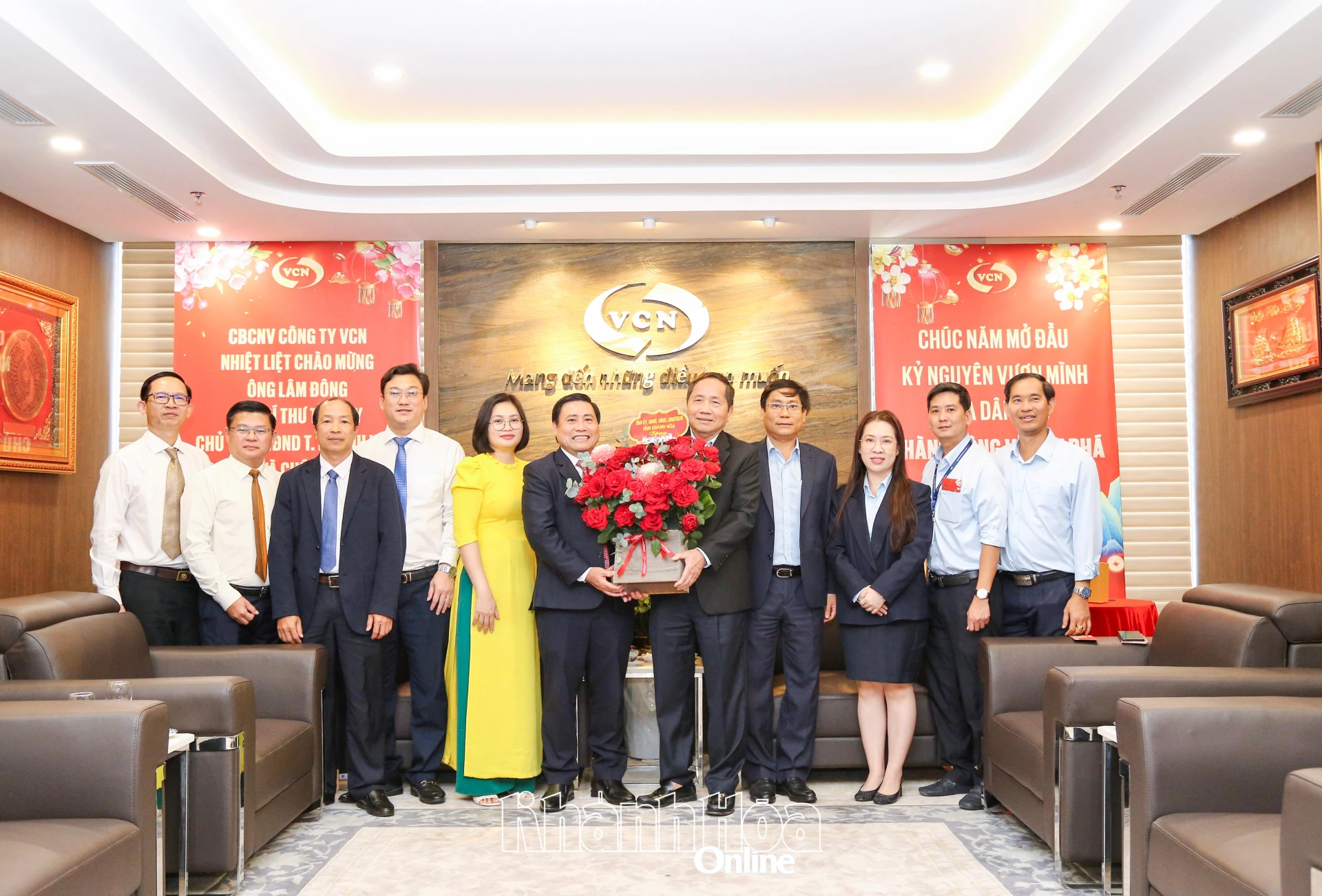 Đồng chí Lâm Đông tặng hoa cho lãnh đạo Công ty Cổ phần Đầu tư VCN