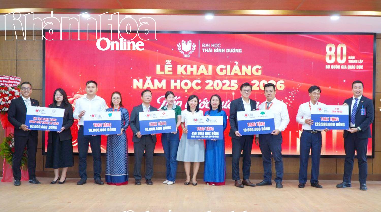 Đại diện các doanh nghiệp trao biểu trưng học bổng tài trợ cho sinh viên của trường. 