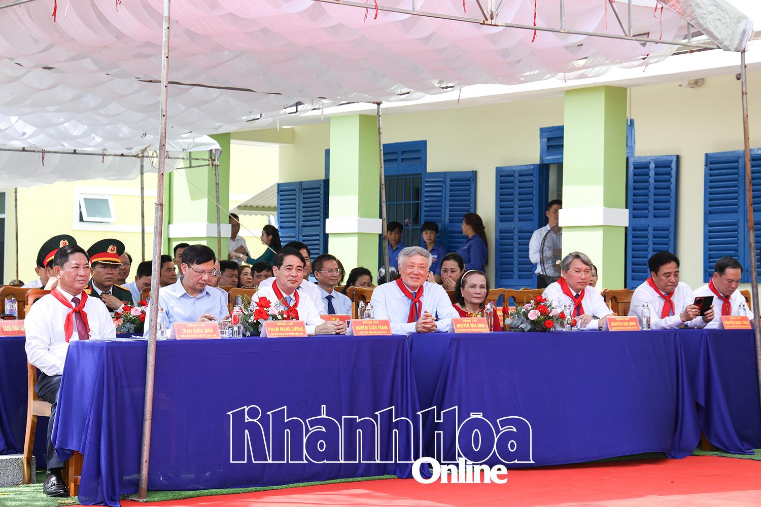 Các đại biểu tham dự buổi lễ.