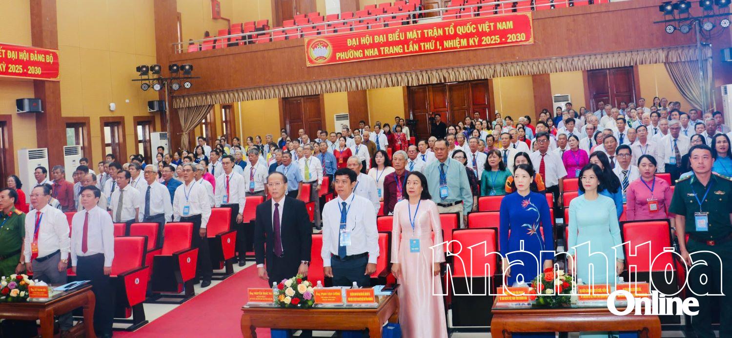 Các đại biểu thực hiện nghi thức chào cờ