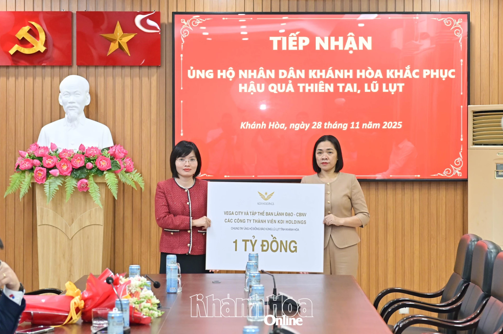 Đồng chí Trần Thu Mai tiếp nhận bảng tượng trưng kinh phí ủng hộ từ Công ty Cổ phần Vegacity và các công ty thành viên KDI Holdings.