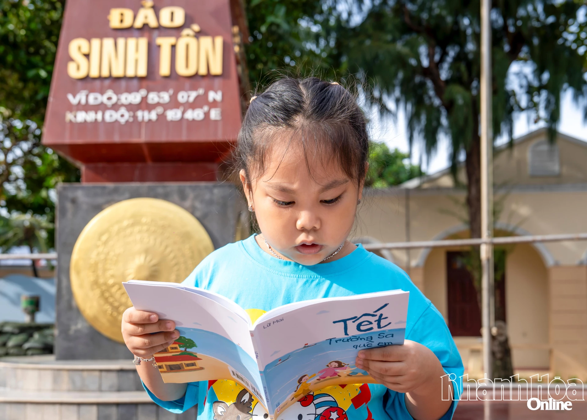 Em bé trên đảo Sinh Tồn đọc thơ tại cột mốc chủ quyền.