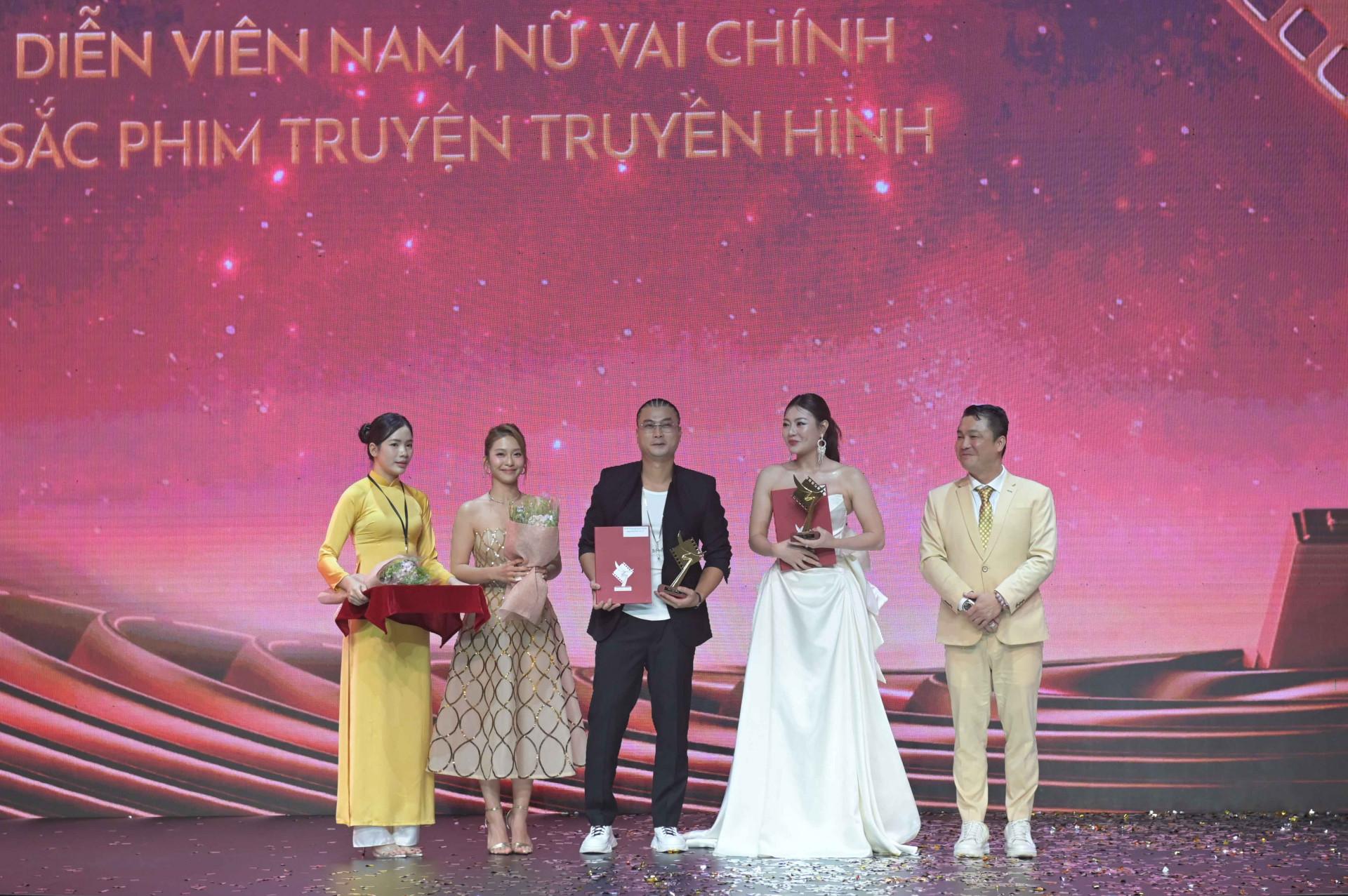 Giải nam, nữ diễn viên chính xuất sắc phim truyện truyền hình thuộc về diễn viên Duy Hưng (phim Người Một Nhà) và diễn viên Thanh Hương (phim Cuộc đời vẫn đẹp sao).