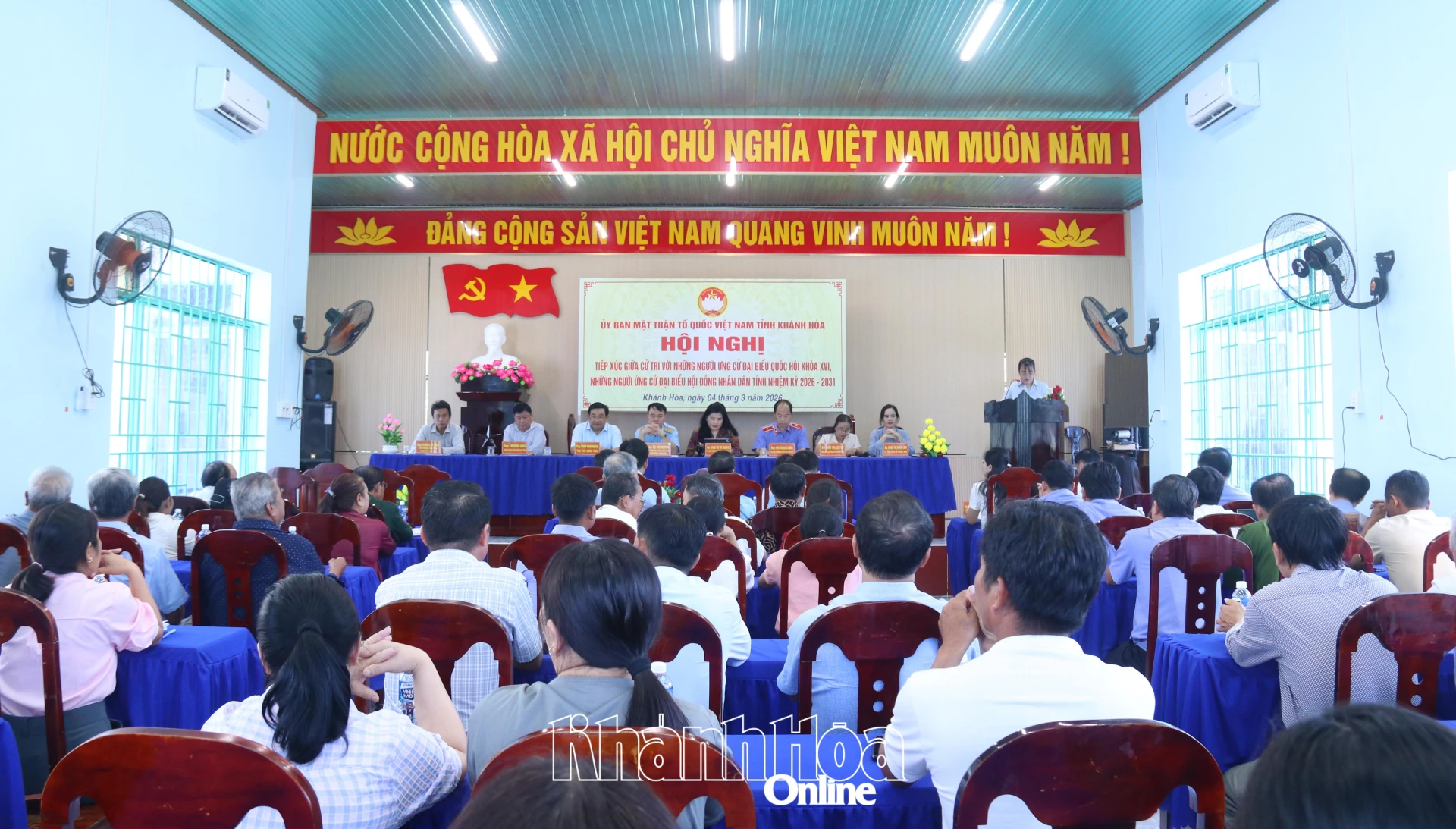 Quang cảnh diễn ra hội nghị tiếp xúc cử tri.