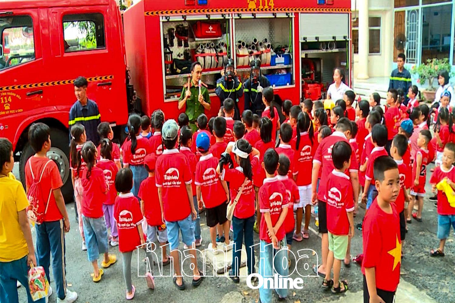 Phòng Cảnh sát Phòng cháy, chữa cháy và cứu nạn cứu hộ Công an tỉnh đẩy mạnh tuyên truyền kiến thức về phòng cháy, chữa cháy cho học sinh.  