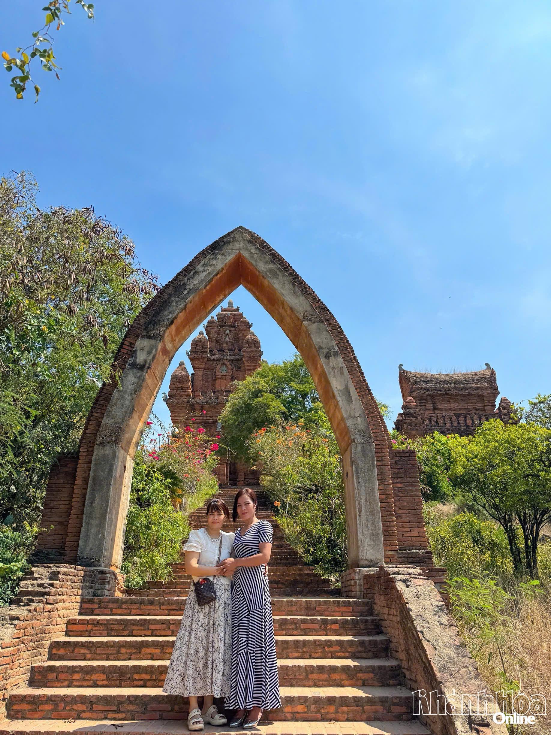 Du khách chụp hình lưu niệm tại Tháp Pô Klong Giarai (phường Đô Vinh).