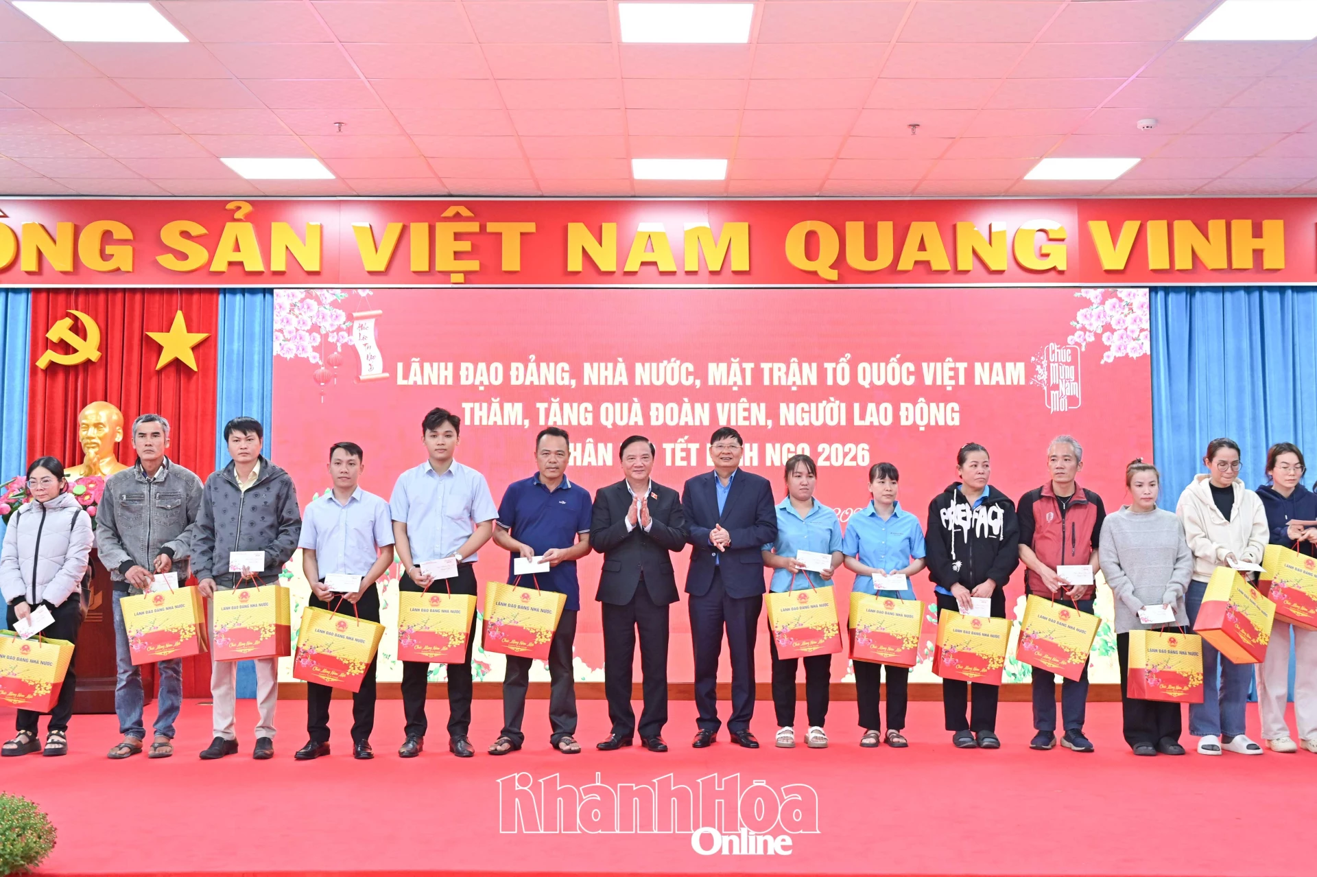 Phó Chủ tịch Quốc hội Nguyễn Khắc Định cùng đồng chí Phan Văn Anh trao quà cho công nhân, người lao động các doanh nghiệp.