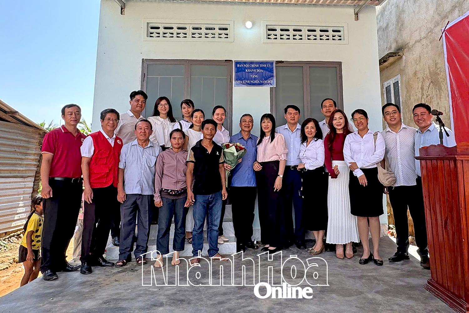 Các đơn vị tài trợ chụp hình lưu niệm với gia đình ông Hà Đoan. 