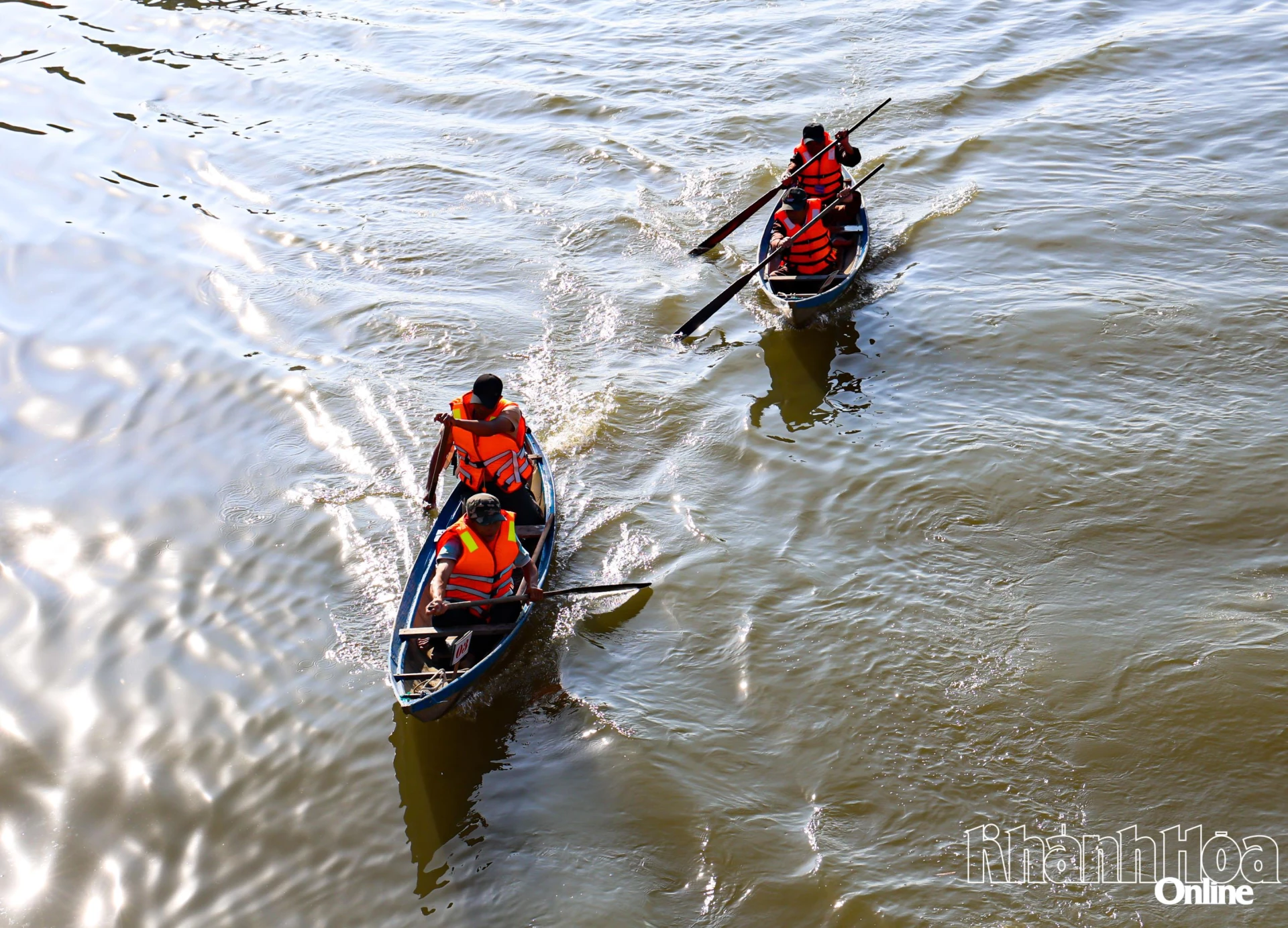 Các thuyền ganh đua nhau trên từng quãng sông.