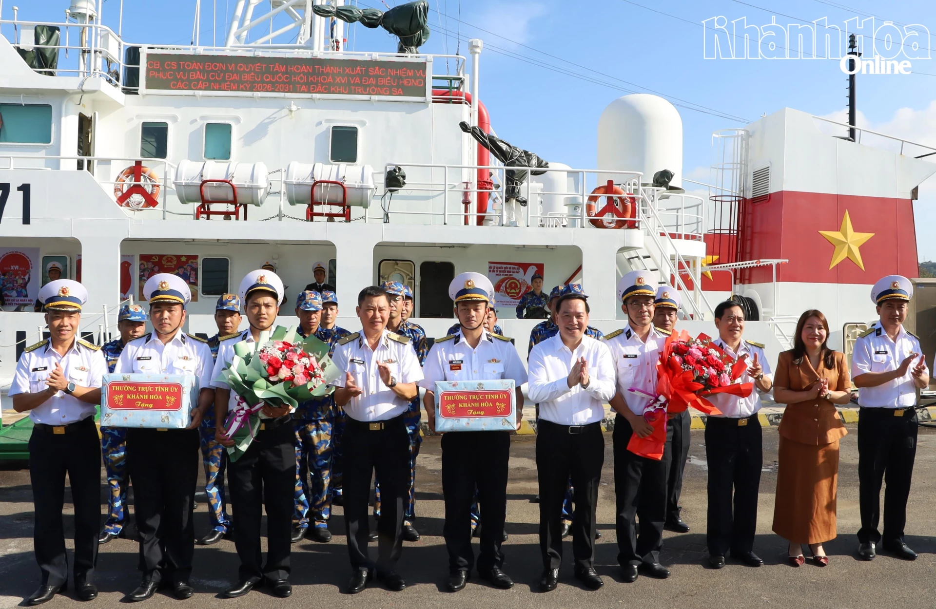 Đồng chí Hồ Xuân Trường và các đại biểu tặng hoa, quà, động viên lực lượng thực hiện nhiệm vụ bầu cử sớm tại Đặc khu Trường Sa.