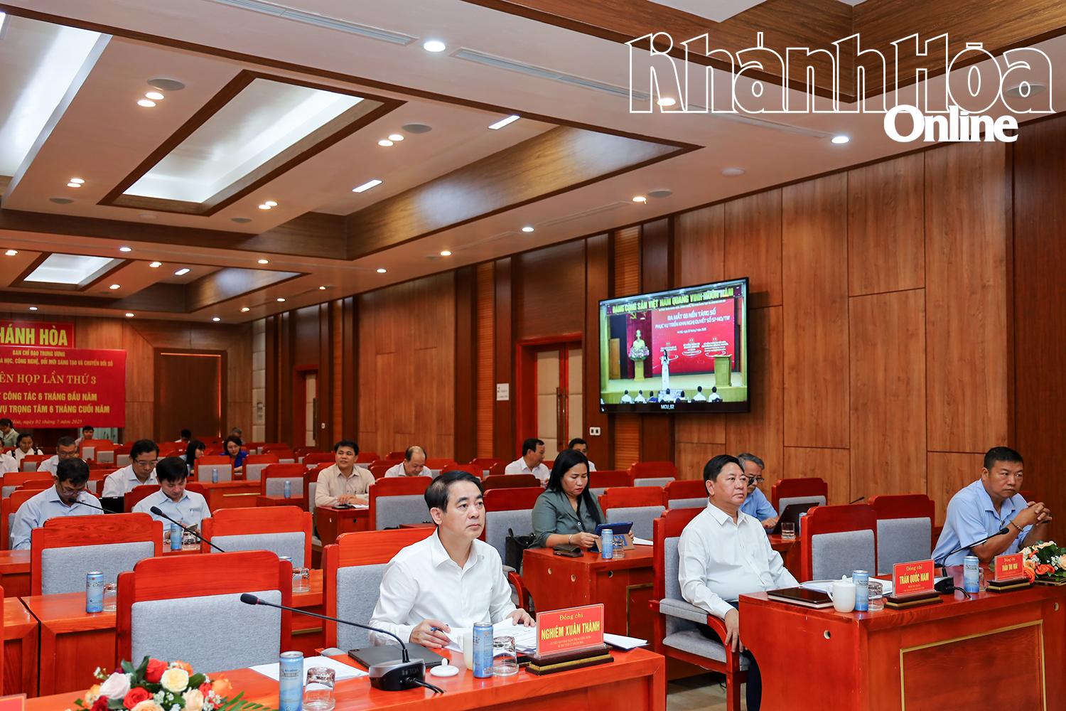 Bí thư Tỉnh ủy Nghiêm Xuân Thành và Chủ tịch UBND tỉnh Trần Quốc Nam tham dự hội nghị từ điểm cầu tỉnh Khánh Hòa.
