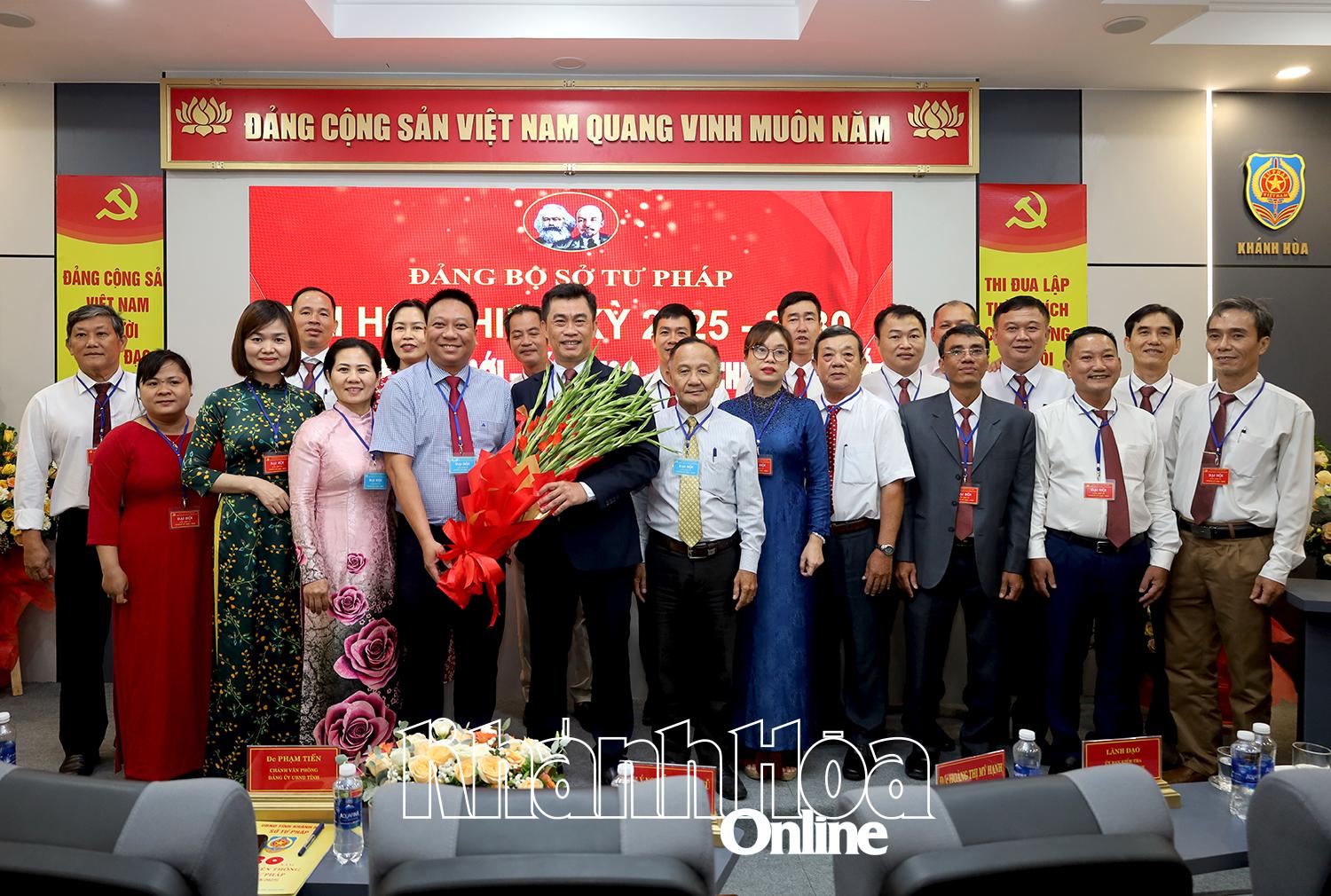 Cán bộ, đảng viên Đảng bộ Sở Tư pháp và đại diện một số phòng, ban thuộc Đảng ủy UBND tỉnh chụp hình lưu niệm.  