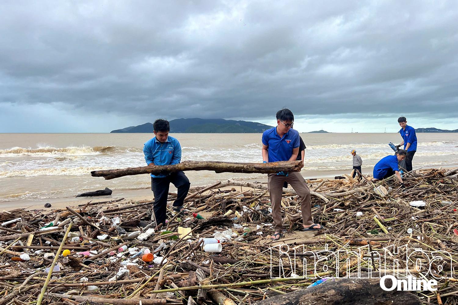 Các đoàn viên, thanh niên tham gia dọn vệ sinh bãi biển.  