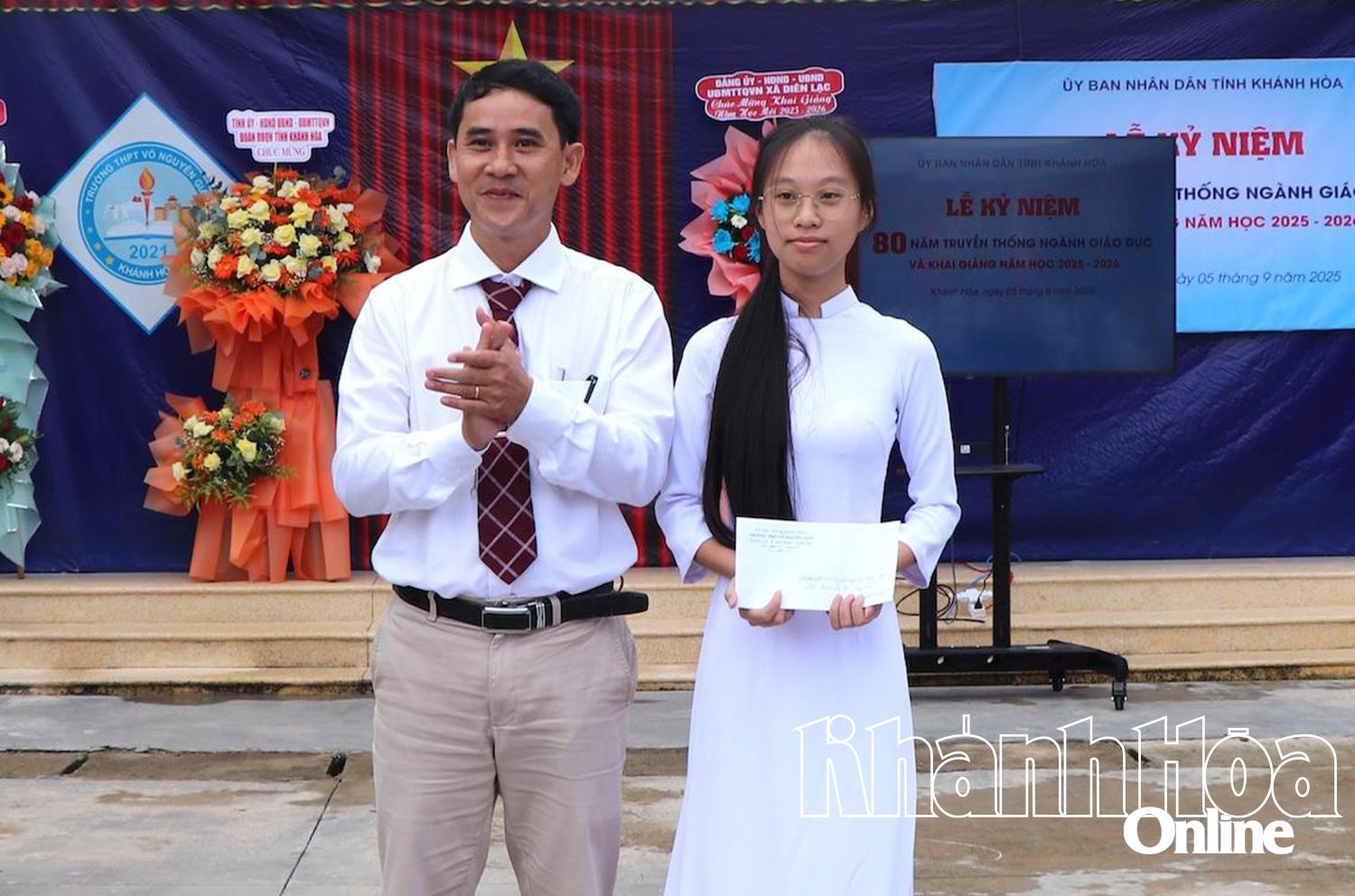 Lãnh đạo Trường THPT Võ Nguyên Giáp tặng học bổng cho học sinh đạt thành tích cao trong kỳ tuyển sinh lớp 10.