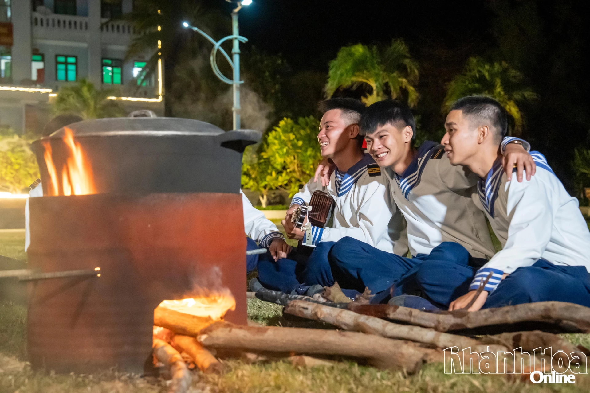 Chiến sĩ trên đảo Song Tử Tây vui với phím đàn bên nồi bánh chưng đỏ lửa.