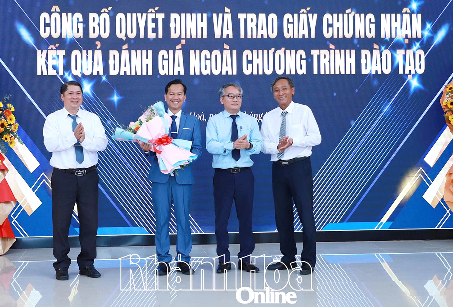Đồng chí Võ Chí Vương - Giám đốc Sở Nội vụ tặng hoa chúc mừng Trường Cao đẳng Công nghệ - Năng lượng Khánh Hòa.