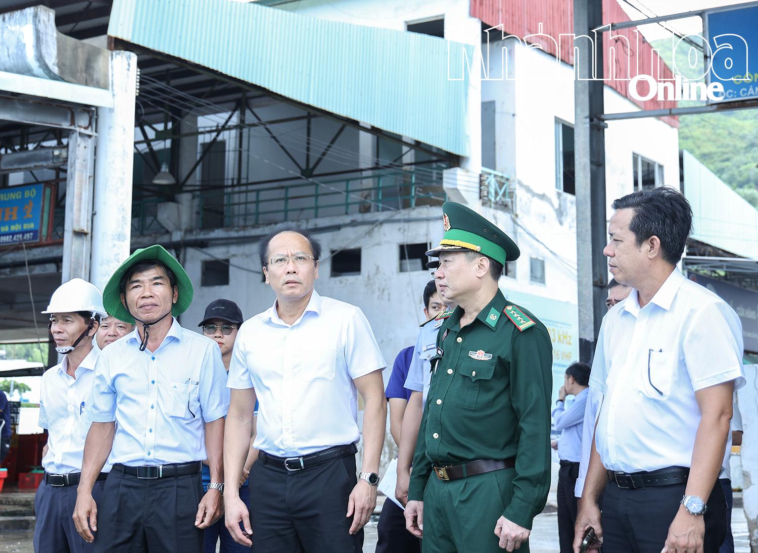 Đồng chí Nguyễn Khắc Hà kiểm tra công tác phòng, chống bão số 13 tại Cảng cá Hòn Rớ.