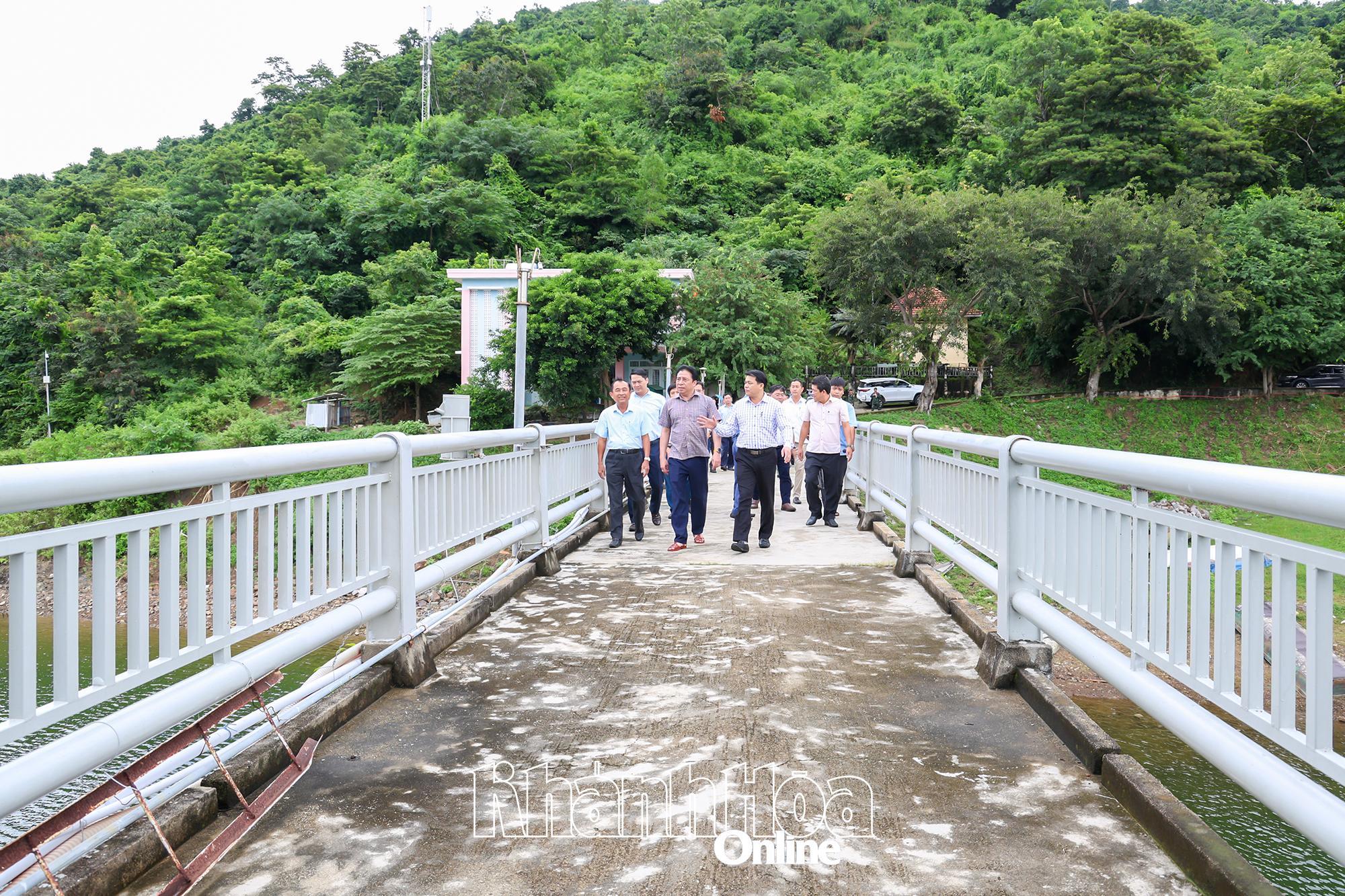 Kiểm tra việc hạ thấp mực nước đón lũ, bảo đảm an toàn công trình tại hồ chứa nước Đá Bàn (xã Bắc Ninh Hòa)