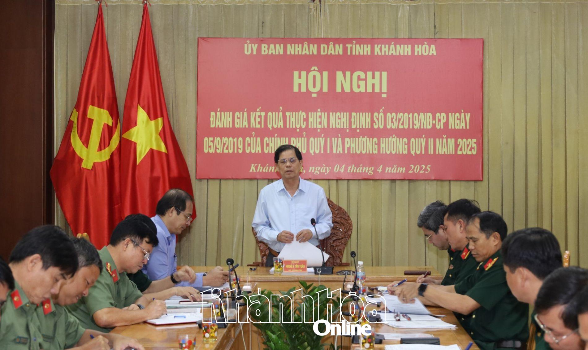 Chủ tịch UBND tỉnh Nguyễn Tấn Tuân phát biểu kết luận hội nghị.