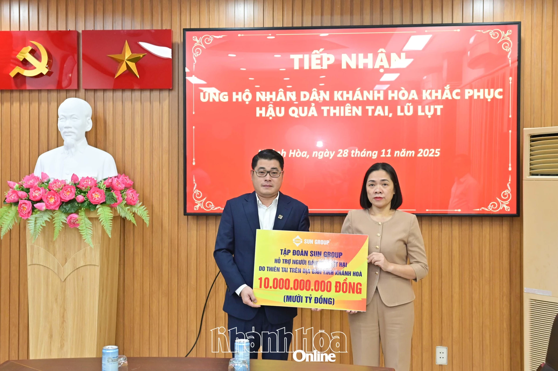 Đồng chí Trần Thu Mai tiếp nhận bảng tượng trưng kinh phí ủng hộ từ Tập đoàn Sun Group.