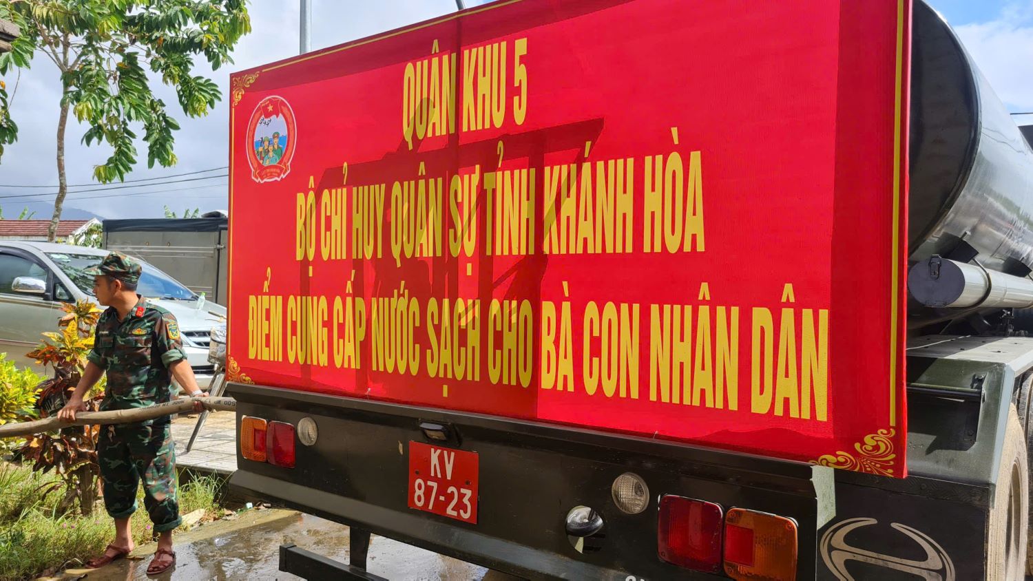 Đại úy quân nhân chuyên nghiệp Võ Trọng Nghĩa dẫn vòi cấp nước từ xe vào bếp ăn cứu trợ trong chùa Phước Điền.