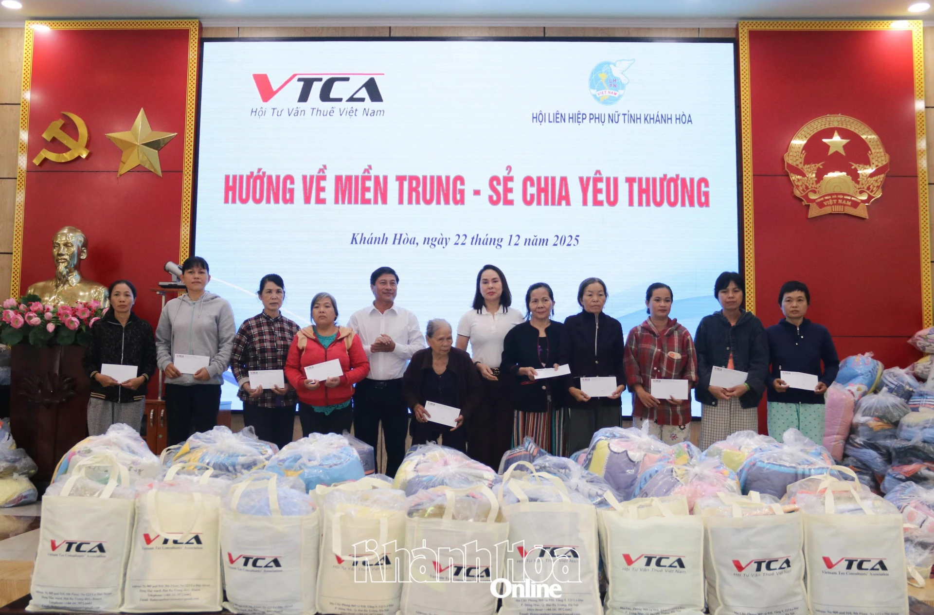 Lãnh đạo phường Ninh Hòa và Hội Tư vấn Thuế Việt Nam trao quà cho người dân.