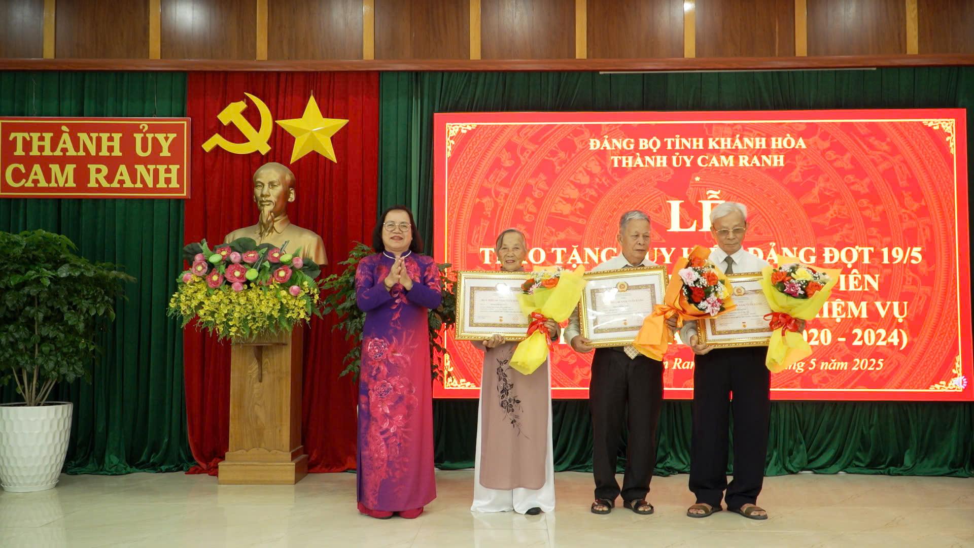 lãnh đạo Thành uỷ Cam Ranh trao Huy hiệu đảng cho đảng viên 60 năm tuổi đảng.