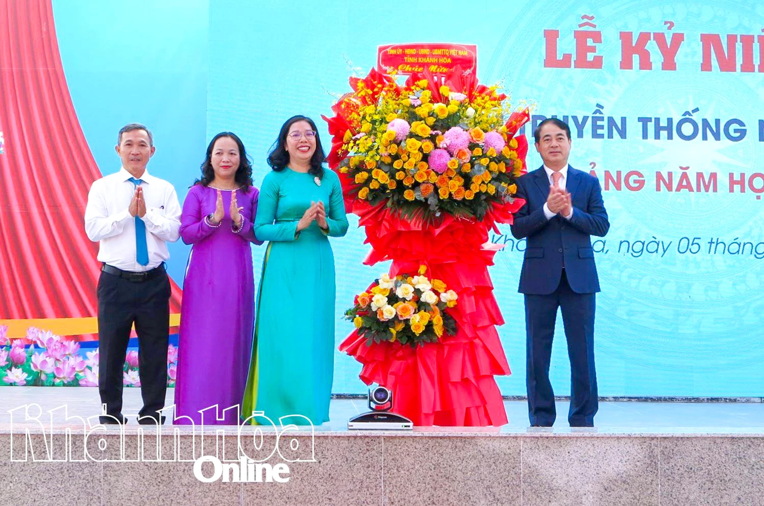 Đồng chí Nghiêm Xuân Thành tặng hoa chúc mừng nhà trường.