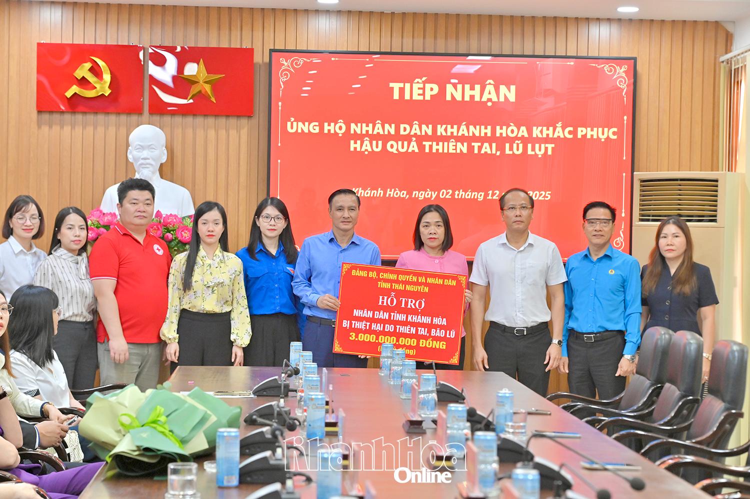 Lãnh đạo tỉnh tiếp nhận ủng hộ của tỉnh Thái Nguyên.