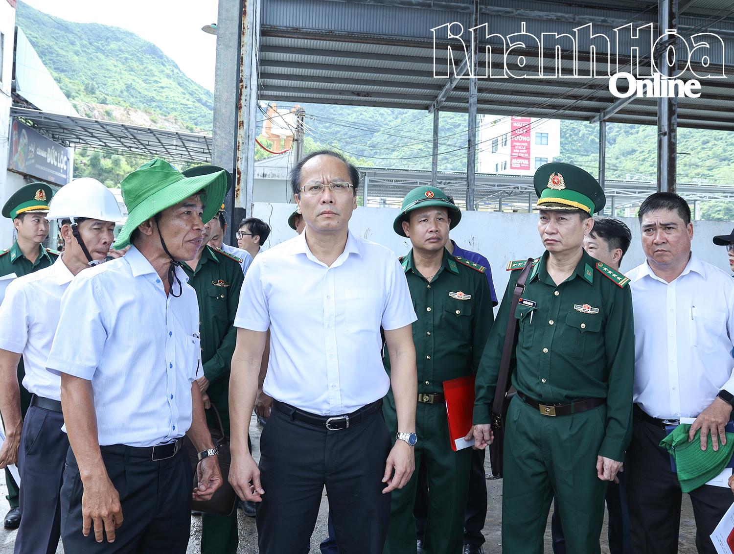 Đồng chí Nguyễn Khắc Hà nghe Sở Nông nghiệp báo cáo tình tình tàu thuyền tại Cảng cá Hòn Rớ.
