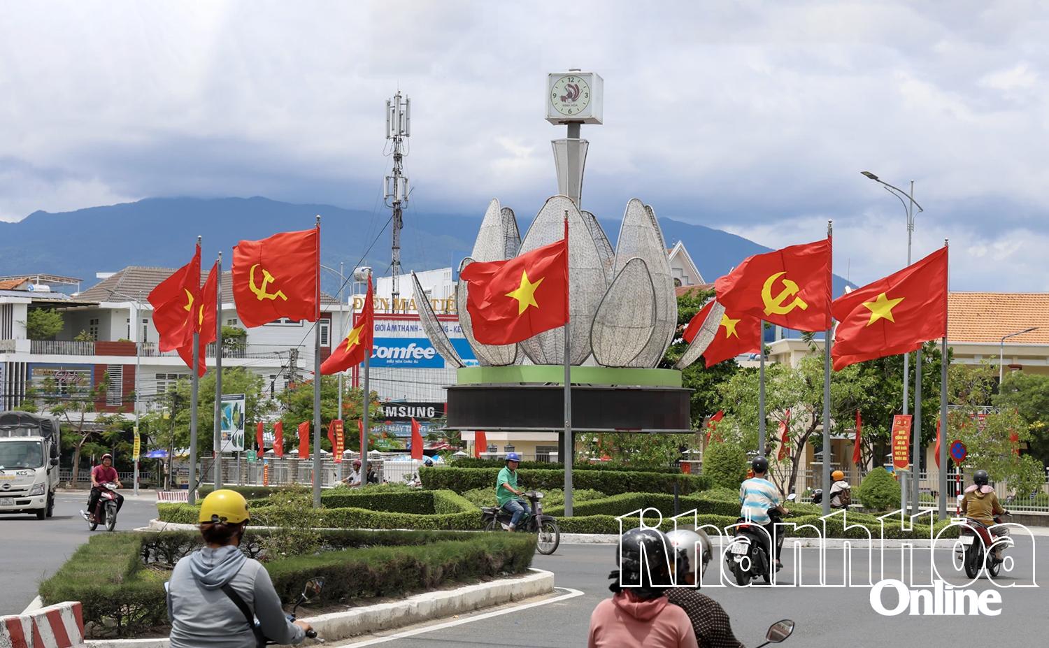 Vòng xoay trung tâm phường Ninh Hòa rực rỡ cờ hoa. Ảnh: CÔNG ĐỊNH.