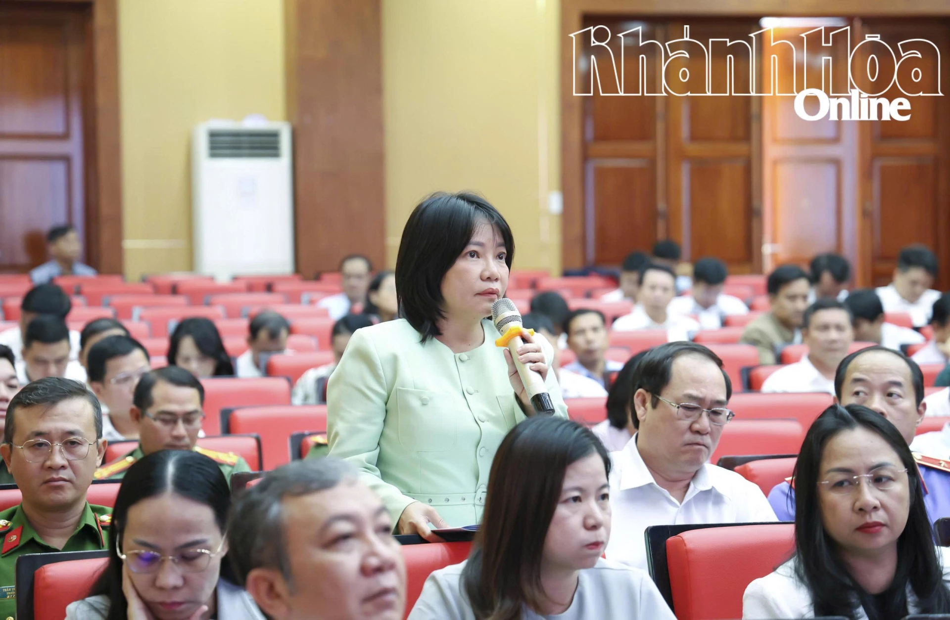 Đồng chí Thái Thị Lệ Hằng - Giám đốc Báo và Phát thanh, Truyền hình Khánh Hòa phát biểu tại hội nghị.